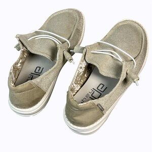 Hey Dude Women’s Wendy stretch Sparkling beige Size 8.        ordrA5